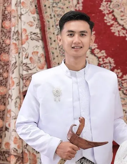 Willy berbusana putih memegang keris