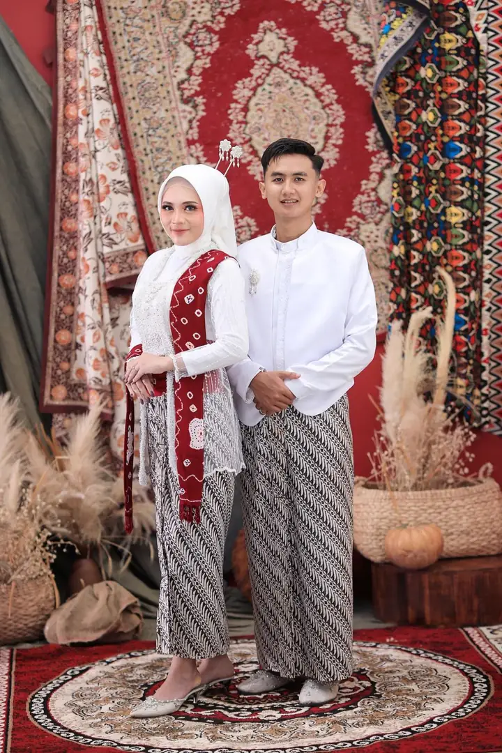 Willy dan Putri berdiri berdampingan menghadap kamera