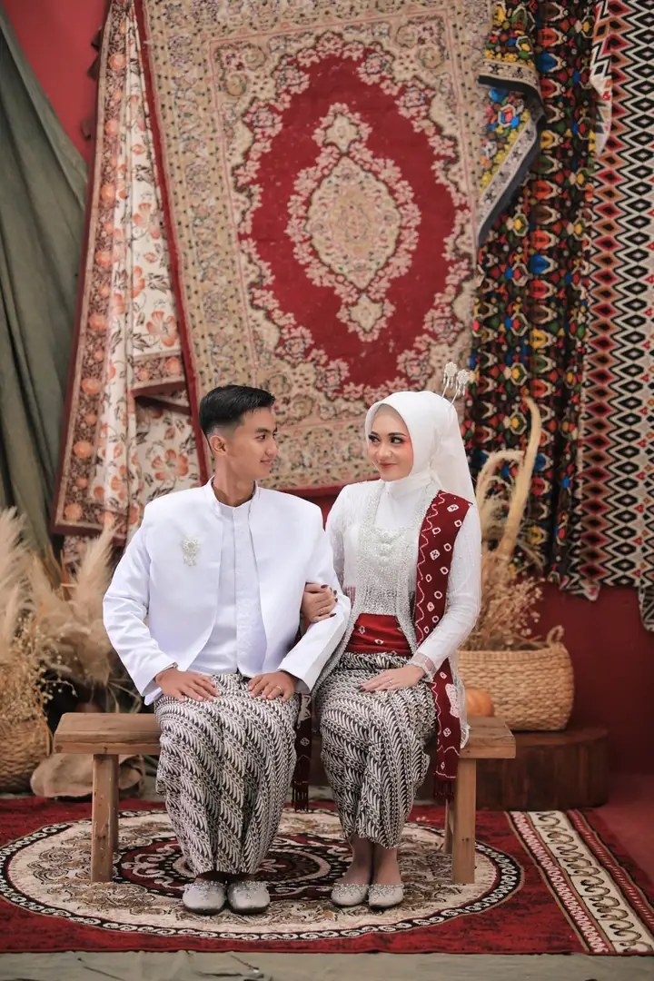Willy dan Putri duduk berdampingan di bangku kayu, saling menatap